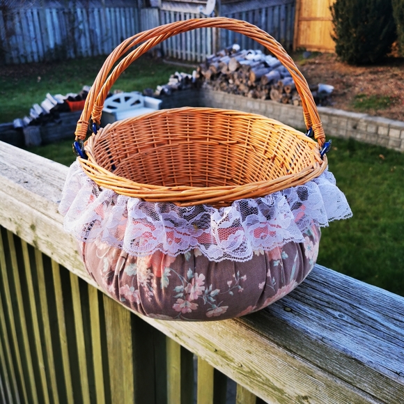 Vintage Wicker Basket with Articulated Handles and Padded Fabric Bottom and Lace - Picture 5 of 17